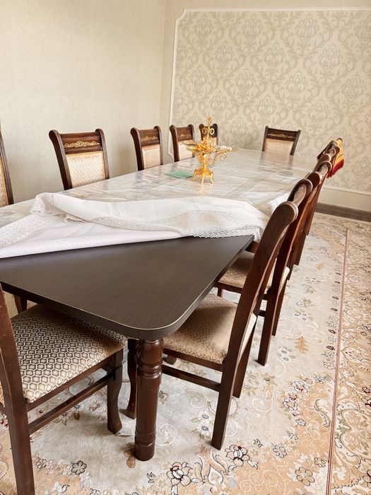 стол и стулья для гостей