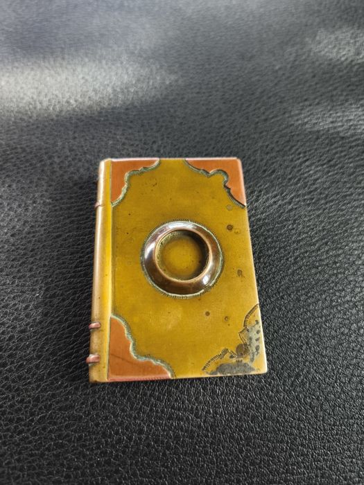 Brichetă antică de colecție din alamă în formă de carte - Art Deco