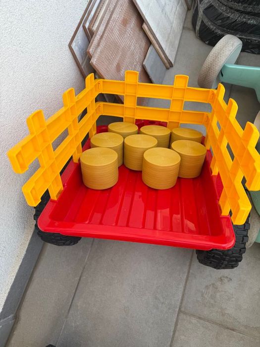 Tractoras de plimbat copiii, cu remorca