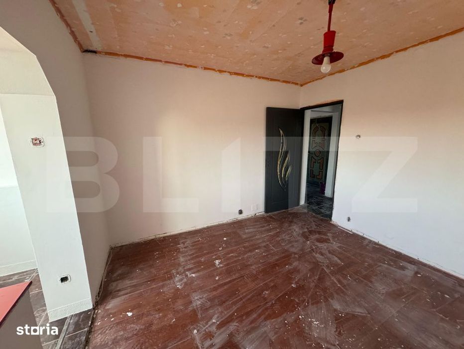 Apartament 3 camere, decomandat - zona Velenta
