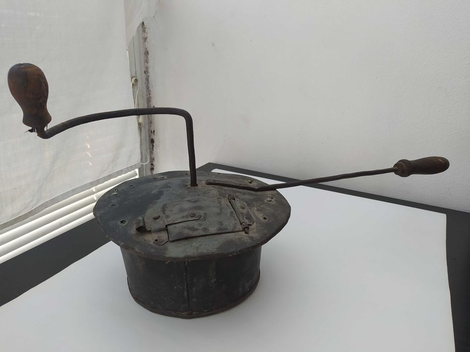 Старинен български уред за печене на пуканки и кафе