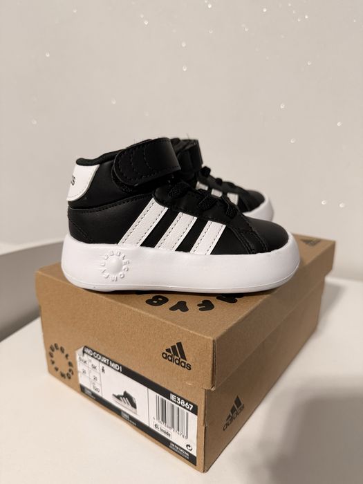 Нови Детски обувки Adisas