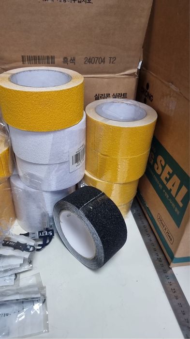 Противоскользящие абразивные самоклеящиеся ленты на ступени, Корея