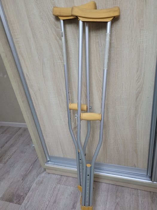 Продаю костыли .