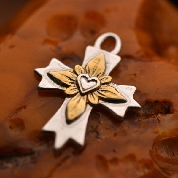 Сребърен медальон 925 Кръстът на Светлината – символ на вяра и закрила