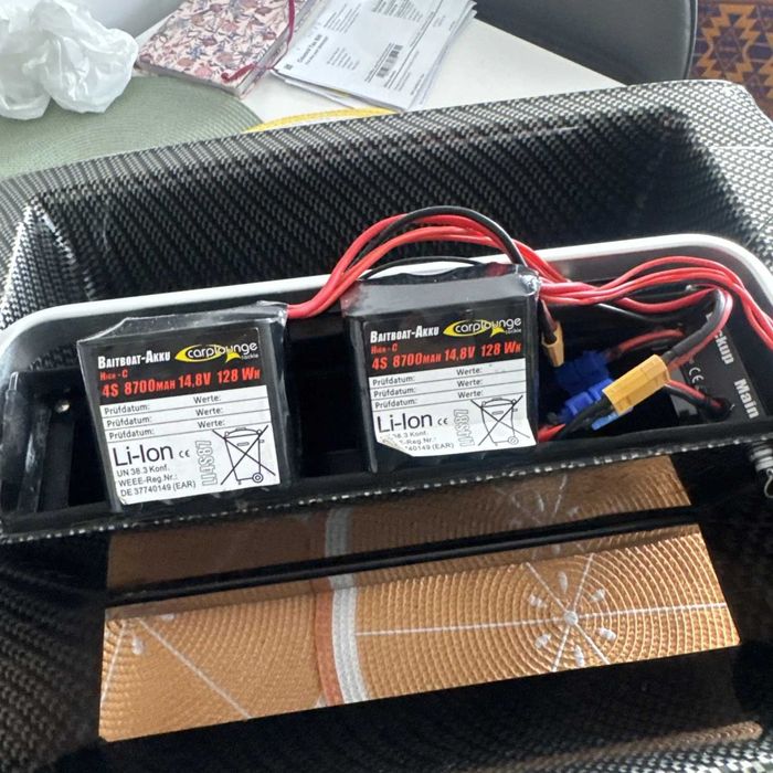 продавам лодка за захранка Carplounge RT4 + Сонар Raymarine dragonfly