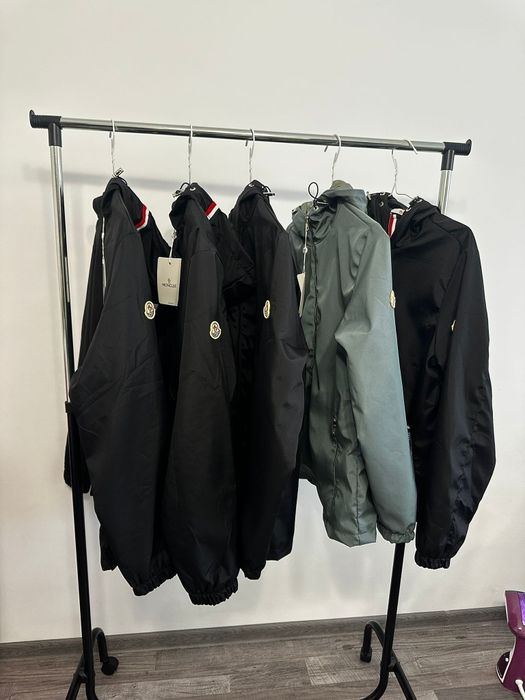 Geci impermeabile,  anti vânt și potrivite pentru zilele ploioase