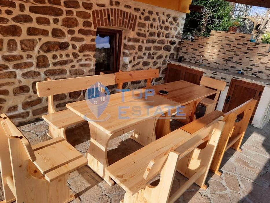 Функционираща къща за гости с басейн и панорамна гледка в село Кисьов