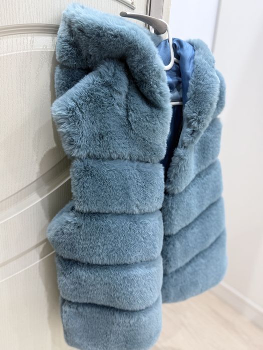 Пухкав син елек с качулка