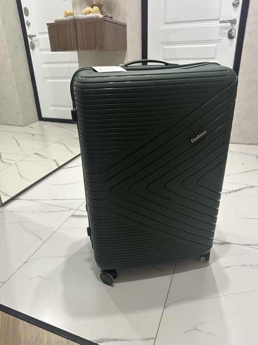 Продам новый чемодан