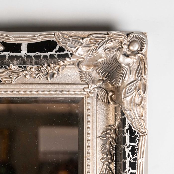 Настенное зеркало в классическом стиле