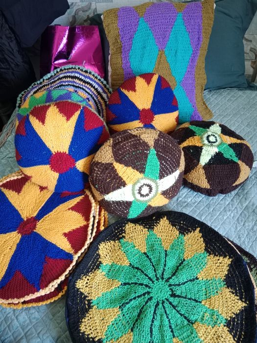 Яркие вязаные подушки – уют и стиль для вашего дома!