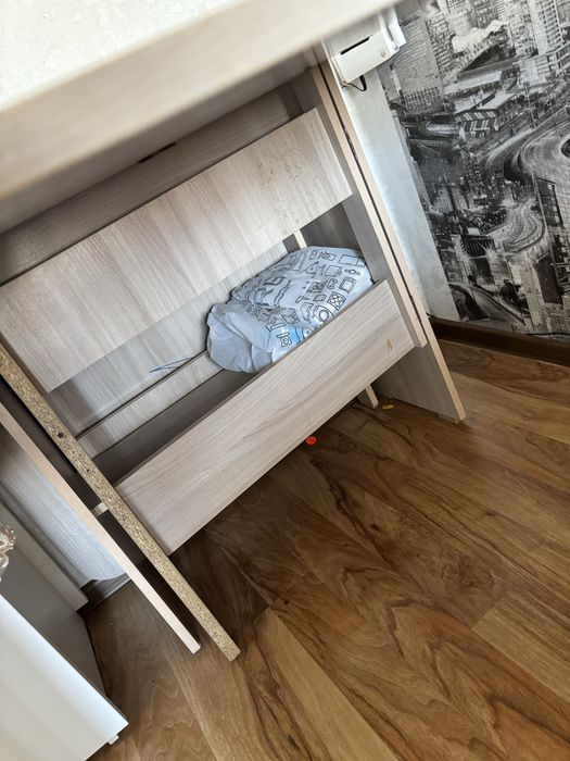 Продается стол книжка