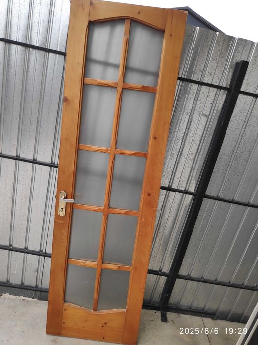 Ușa din lemn de brad și sticlă, cu cheie