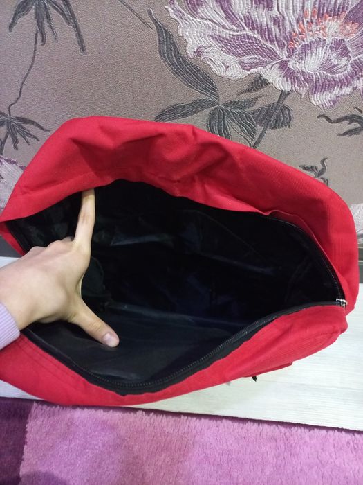 Продам рюкзак красного цвета