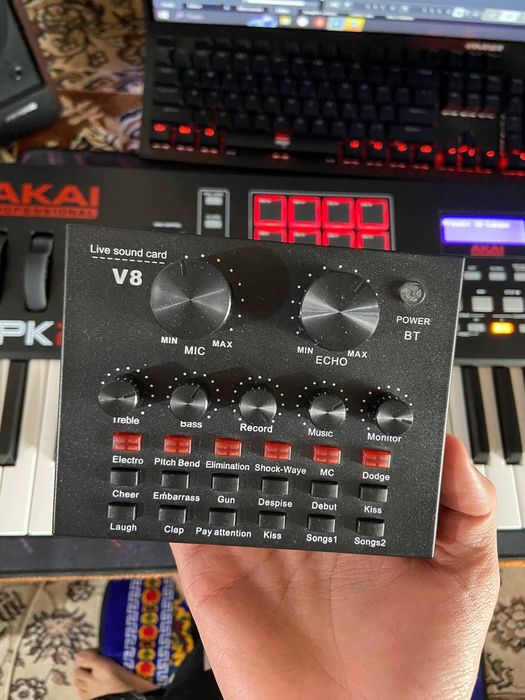 Studio mikrafon barcha anjomlar bilan birga