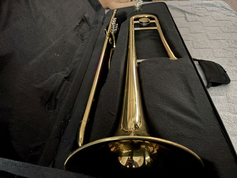 Vând trombon cu pistoane