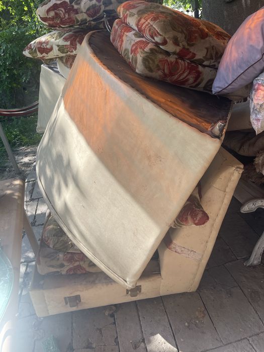 Бесплатно отдам диван,шкафы