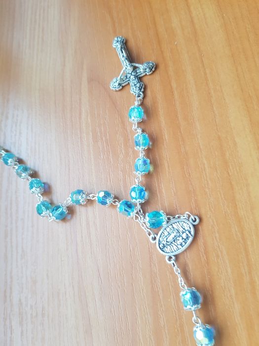 Продавам колие с камъни и кръст