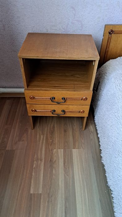 Кровать и 2 тумбочки