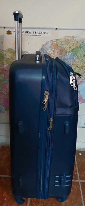 Куфар голям твърд с дръжка на колела