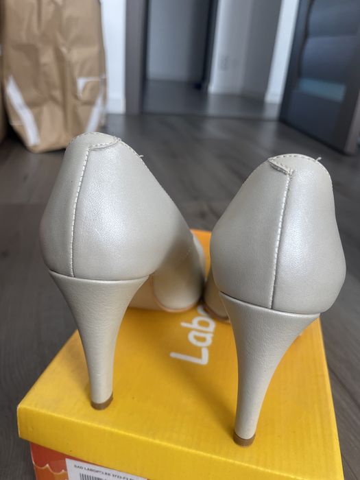 Pantofi piele, masura 38, stare excelenta, au cutia originala