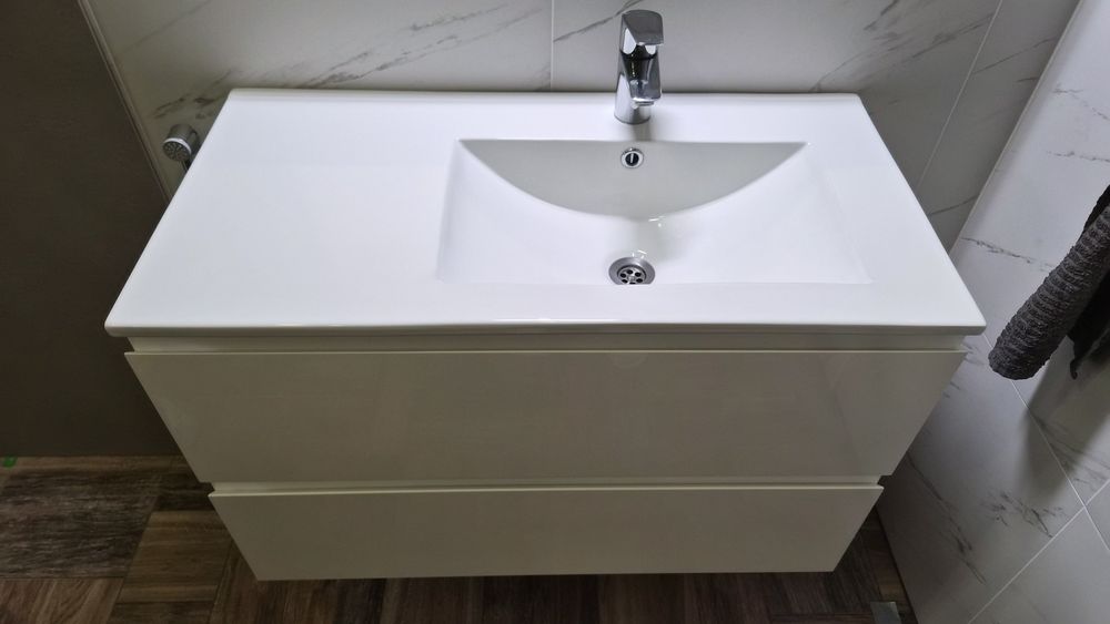 Мивка с шкаф,смесител и огледало за баня