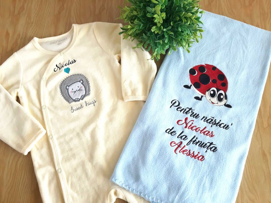 Salopeta /Costumas brodat personalizat pentru bebelusi