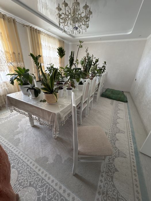 Стол и стулья в комплекте