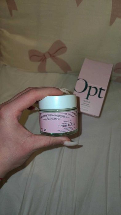 Крем за лице.Използвайте сутрин и вечер върху чиста кожа