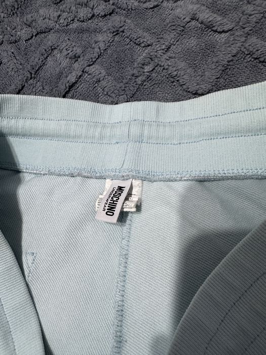 Pantaloni Scurți Moschino  – Mărimea XL – Stare foarte bună
