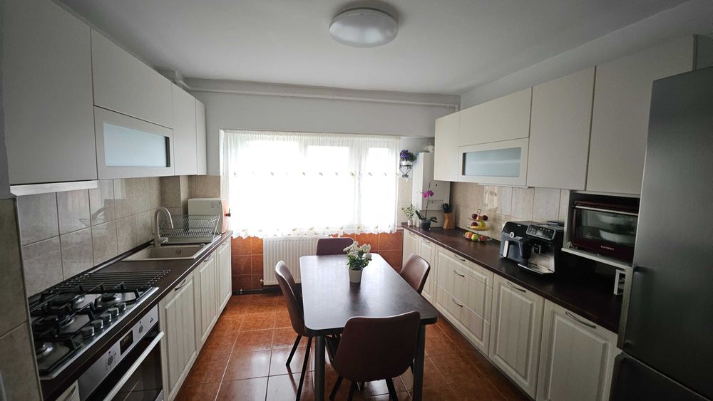 Vand apartament spatios 4 camere Noua
