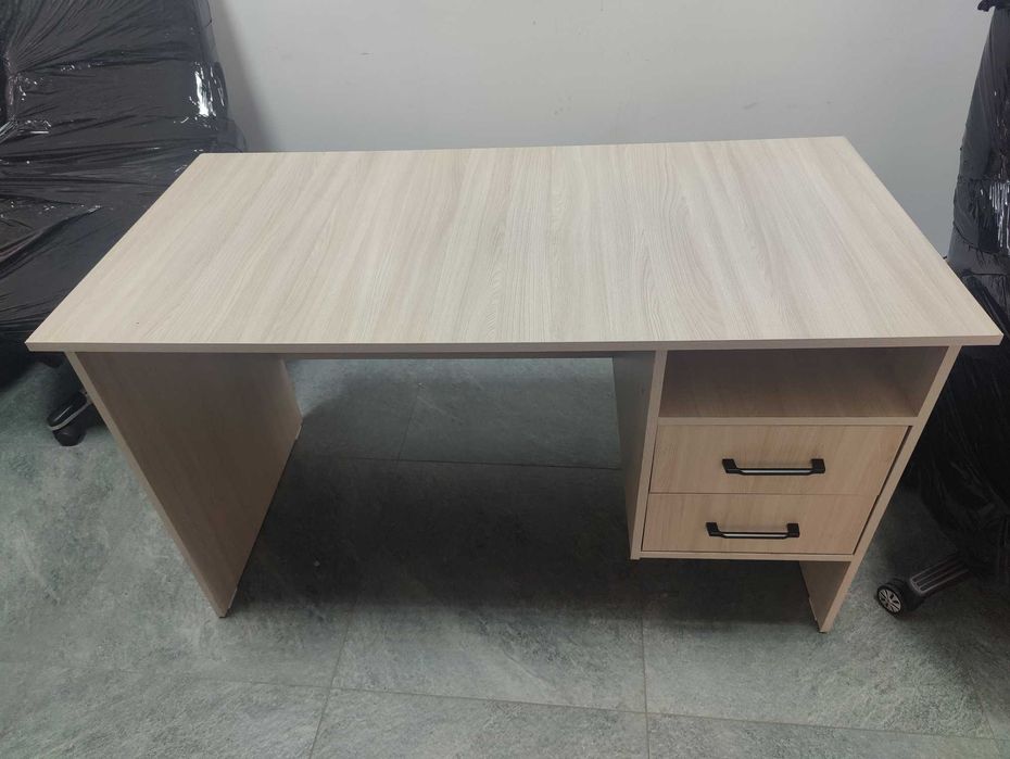 Стол офисный с ящиками.