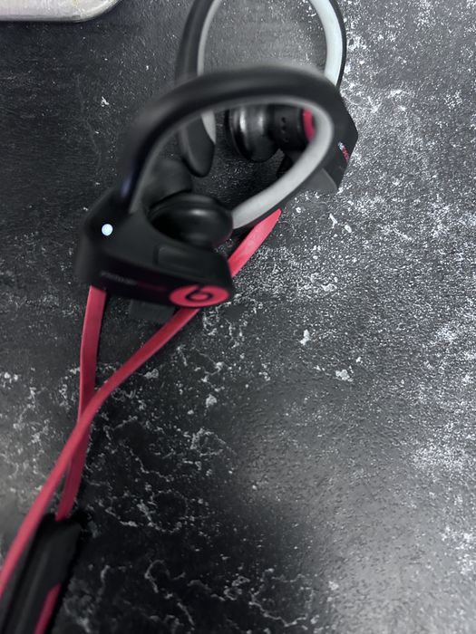 Căști Wireless Beats Powerbeats 3 – Negru/Roșu (Ediție Specială Defiant Black-Red)