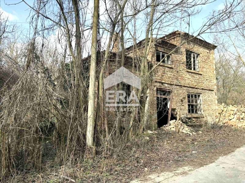 Ексклузивен, урегулиран поземлен имот за продажба, с две законни постр