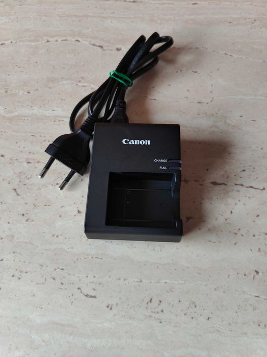 Canon EOS 2000D,24.1 MP, Negru + Obiectiv EF-S 18-55mm DC III