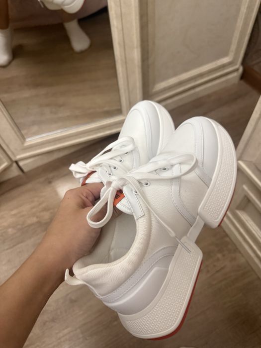 Белые крассовки летние