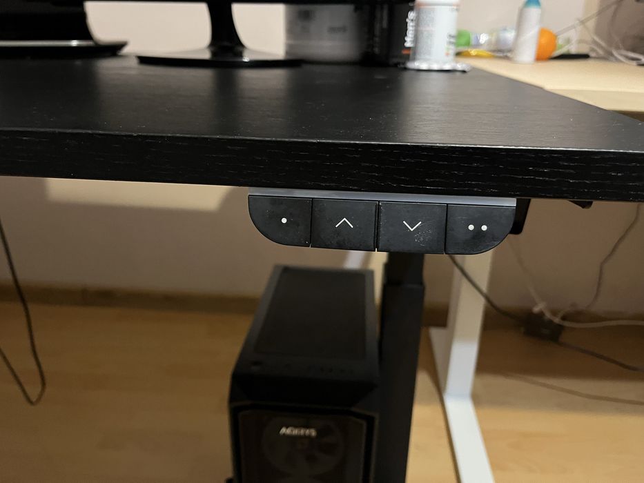 Birou Ikea Mittzon cu inaltime reglabila
