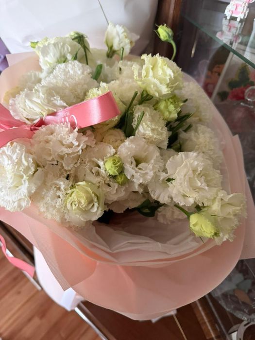 Продаются цветы.