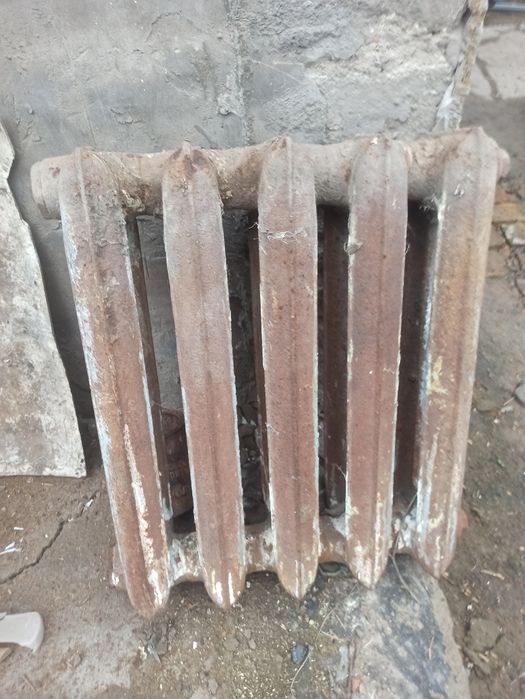 Продам чугунную батарею
