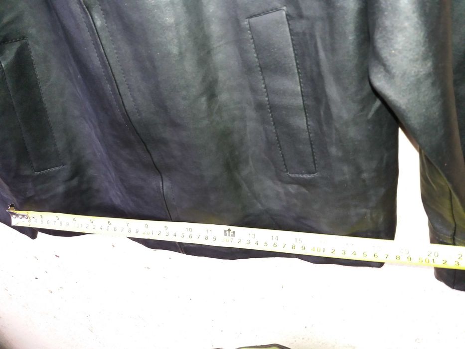 Geaca piele jacheta cu buzunar si fermoar la piept, 2 buzunare laterale si buzunar interior. Latime umeri 40cm, inaltime 66cm, maneci 60cm, talie 48cm