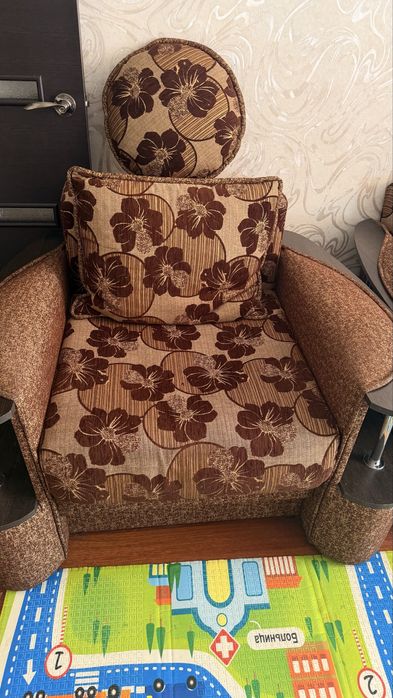 Продам мягкий уголок (диван+кресло) . Самовывоз