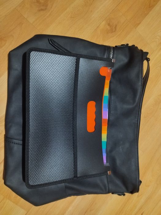 Много вместителна черна дамска чанта