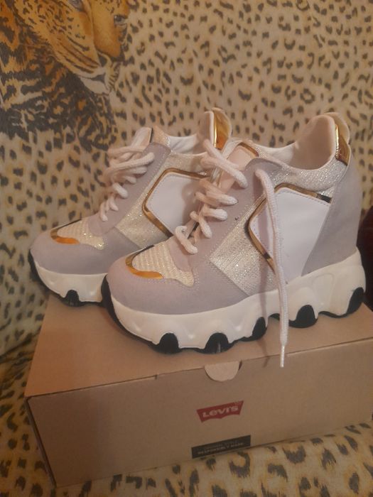 Маратонки с висока подметка