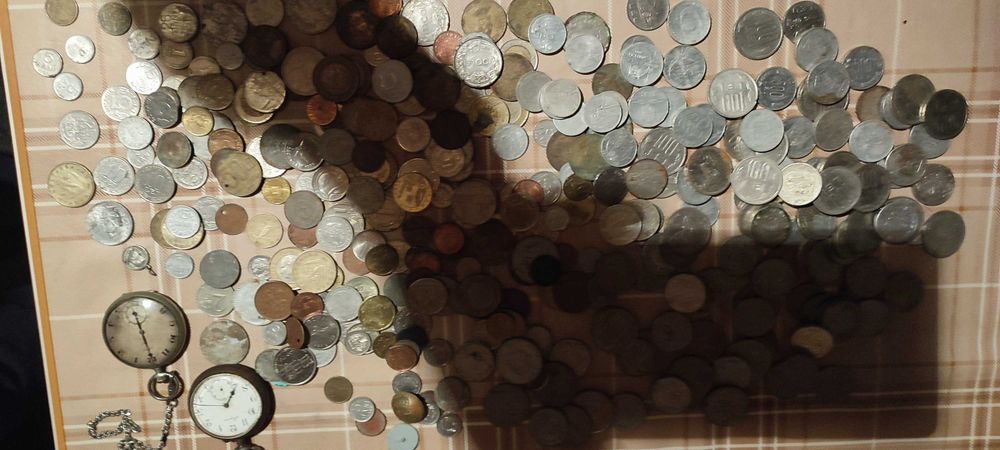 Vând monede de 500,100 ,5000 , 1 leu