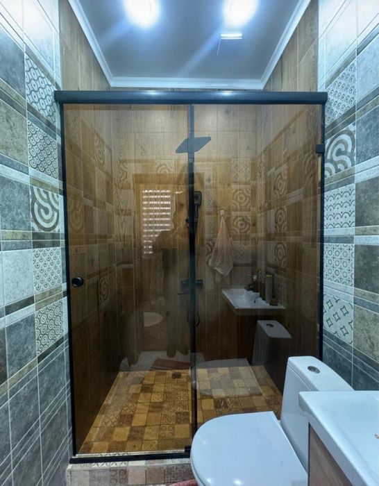 Стеклянные душевые кабины