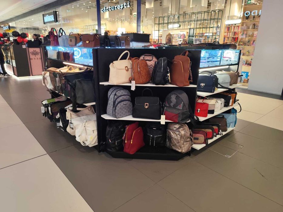 Stand profesional  pentru genți ,accesorii 3,30×2,60 m disponibil