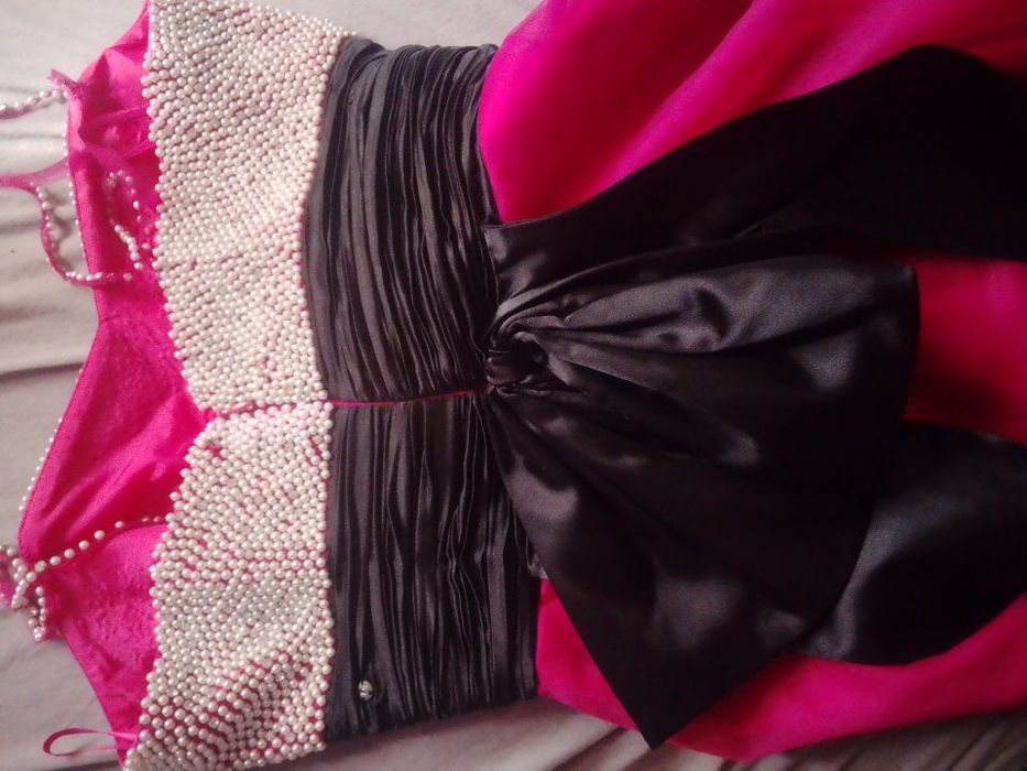 Rochie de prințesă de culoare roz, perfectă pentru ocazii speciale. Fabricată din materiale de calitate, această rochie adaugă un aer regal