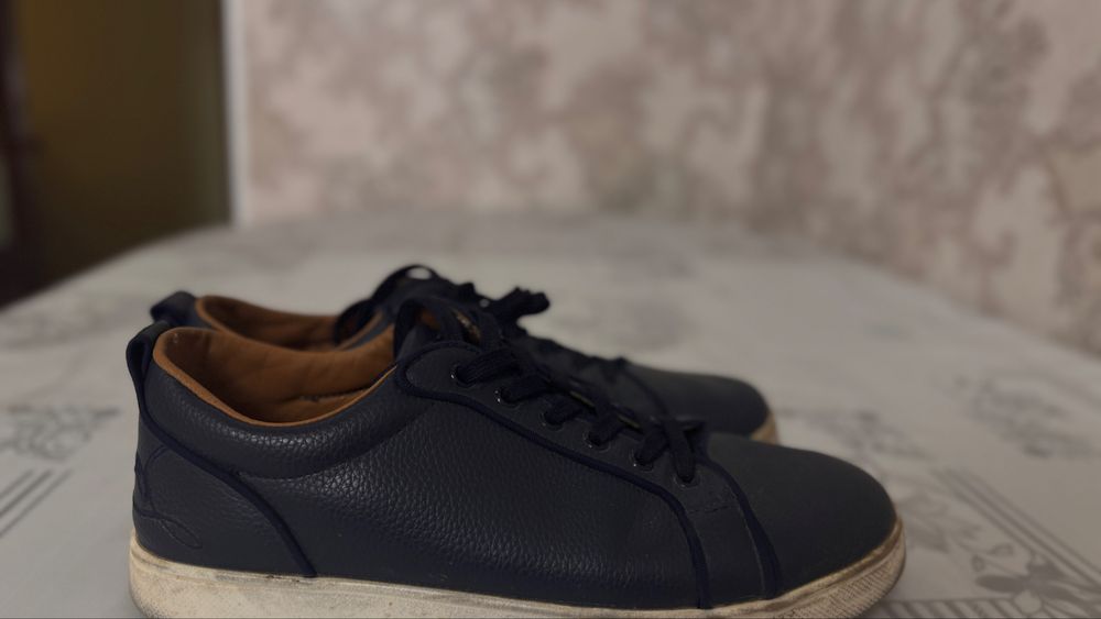 Продам кроссовки