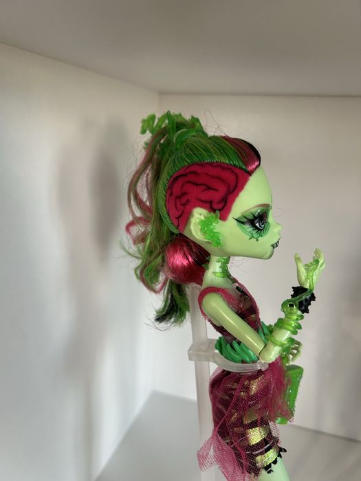 Продам венеру зомби/монстр хай